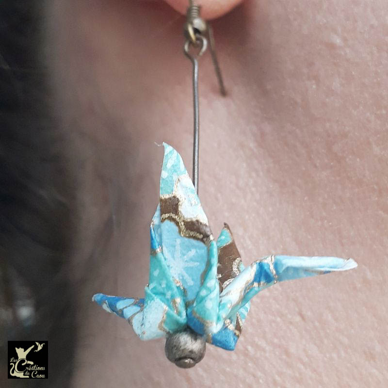 Aériennes et légères, ces boucles d'oreilles en origami en papier japonais bleu foncé viendront sublimer vos tenues avec élégance.