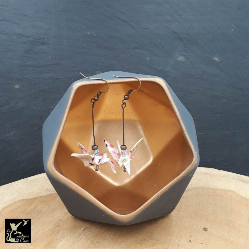 Boucles d'oreilles en origami. Le pliage est une grue traditionnelle réalisée à partir d'un papier japonais écru au motif fleuri rose poudré.