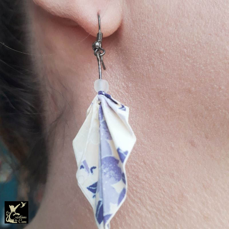 Boucles d'oreilles en origami. Le pliage est une palme réalisée à partir d'un papier japonais écru au motif fleuri lilas et mauve.