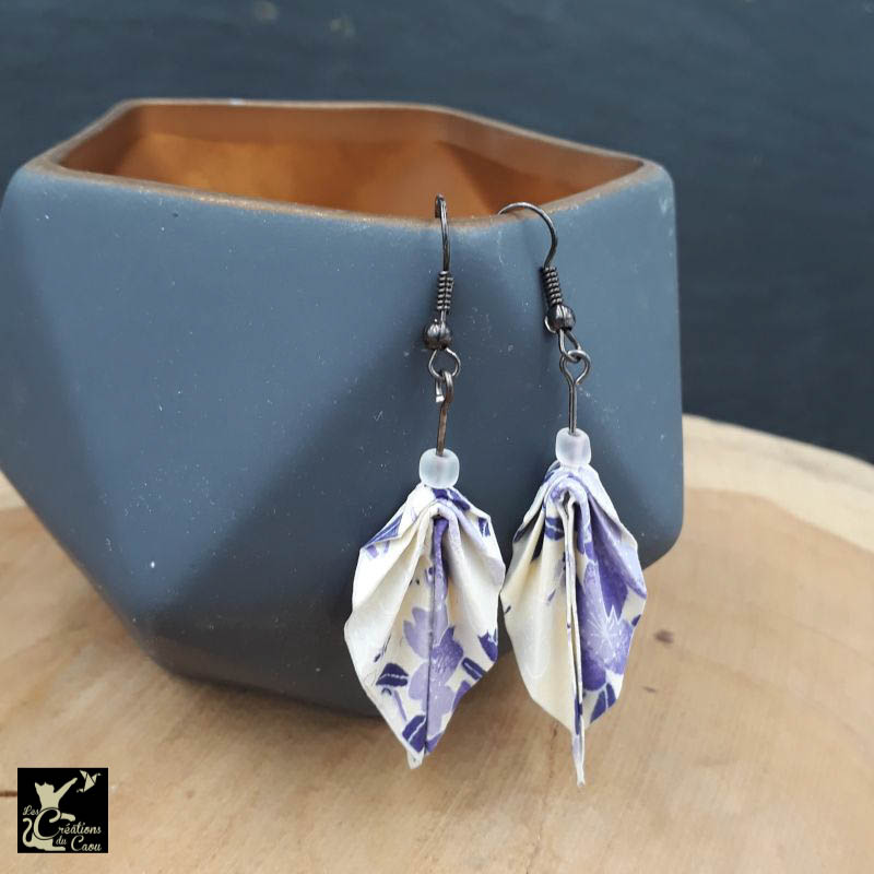 Boucles d'oreilles en origami. Le pliage est une palme réalisée à partir d'un papier japonais écru au motif fleuri lilas et mauve.