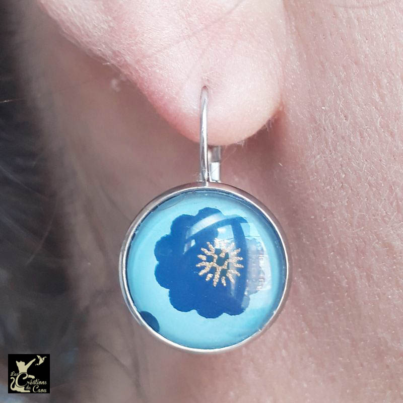 D'une grande légéreté, ces boucles d'oreilles dormeuses décorées avec un papier japonais bleu ciel viendront sublimer vos tenues avec élégance.