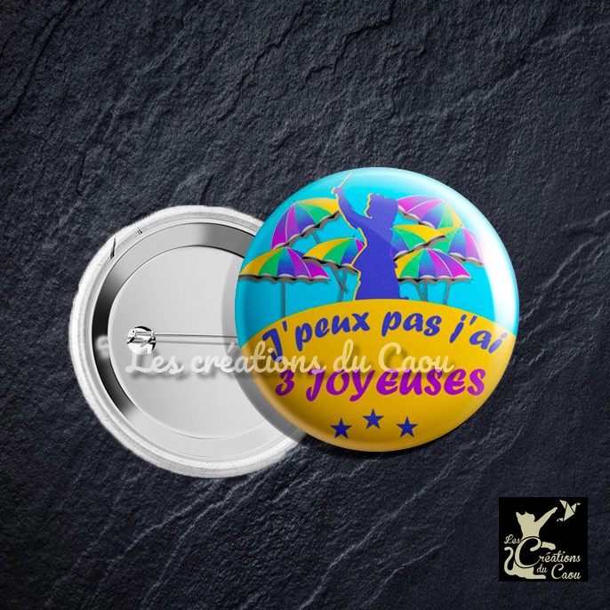 Badge de carnaval coloré jaune et bleu avec motifs Jean Bart et parapluies "j'peux pas, j'ai 3 joyeuses"