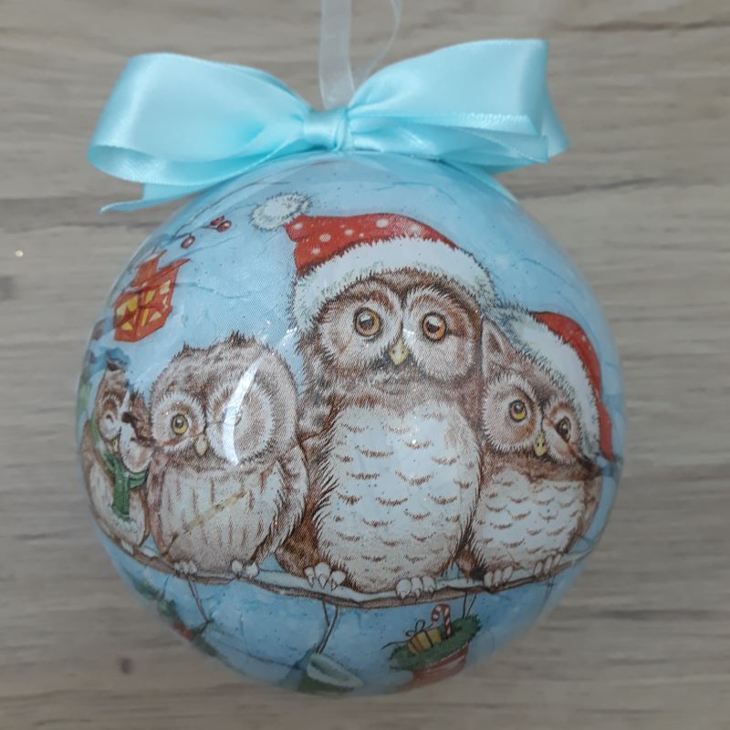 Boule de Noël décorée à la main avec passion dans notre atelier de Lambersart (Lille). Motif : 4 chouettes sur une branche, fond bleu ciel.