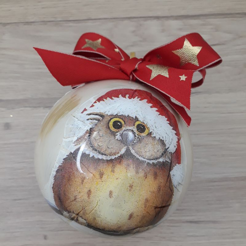 Boule de Noël décorée à la main avec passion dans notre atelier de Lambersart (Lille). Motif : Hibou de Noël.