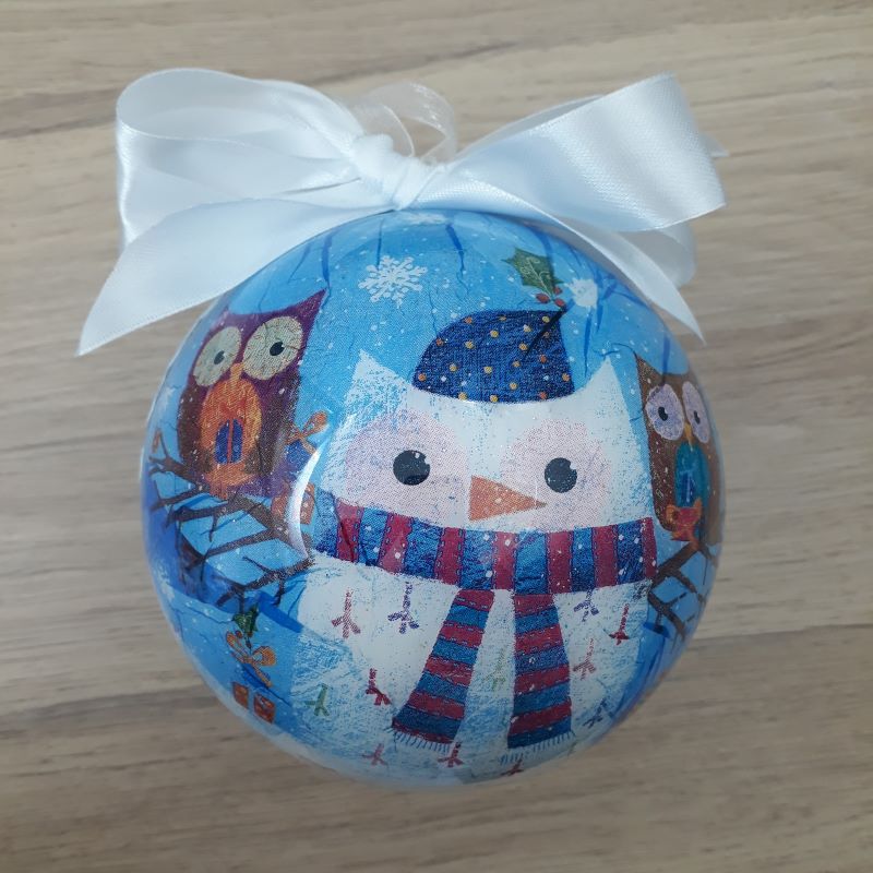 Boule de Noël décorée à la main avec passion dans notre atelier de Lambersart (Lille). Motif : chouettes sur fond bleu nuit.