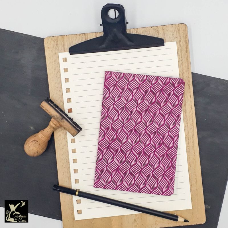 carnet A6 népalais fuchsia motif vagues blanches