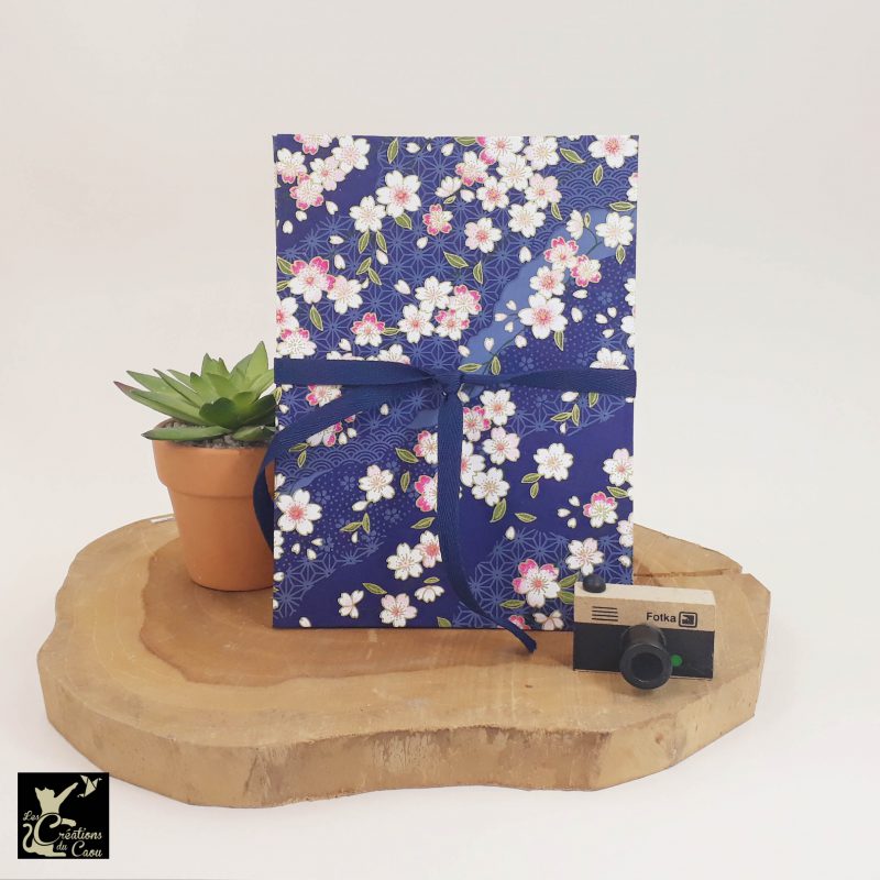 Leporello - album photos accordéon artisanal permettant d'accueillir 10 photos. Il est recouvert d'un élégant papier japonais bleu marine fleuri.