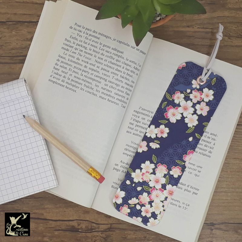 Ne perdez plus le fil de vos lectures ! Ce marque-page artisanal, recouvert d'un élégant papier japonais bleu marine fleuri deviendra votre allié.