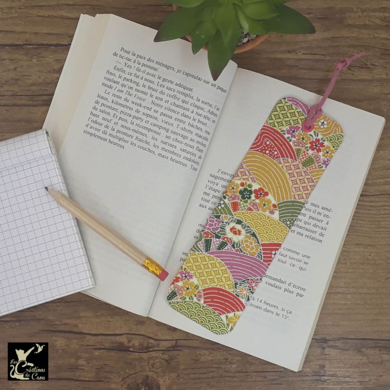 Ne perdez plus le fil de vos lectures ! Ce marque-page artisanal, recouvert d'un élégant papier japonais orné de champs de fleurs aux couleurs intenses deviendra votre allié.