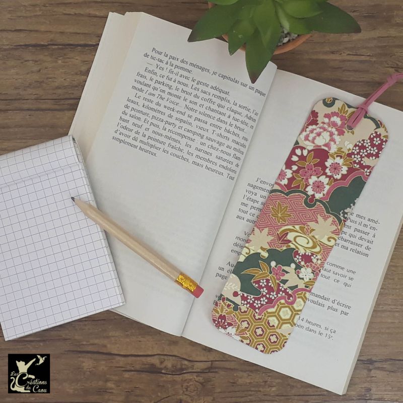 Ne perdez plus le fil de vos lectures ! Ce marque-page artisanal, recouvert d'un élégant papier japonais fleuri aux tons bordeaux, rose foncé, vert foncé, beige et ocredeviendra votre allié.