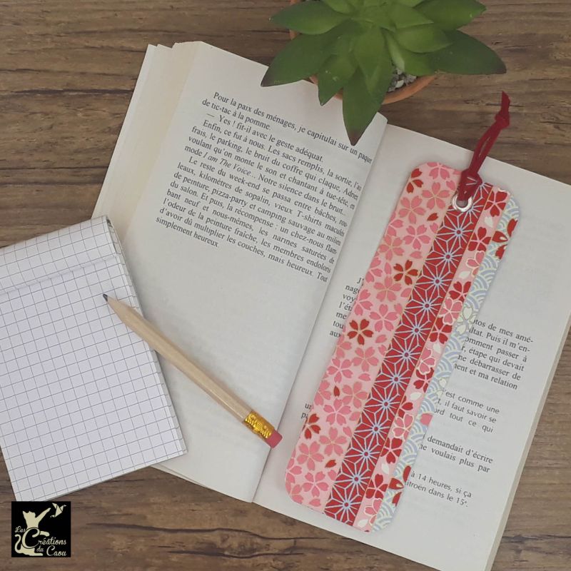 Ne perdez plus le fil de vos lectures ! Ce marque-page artisanal, recouvert d'un élégant papier japonais aux motifs traditionnels deviendra votre allié.