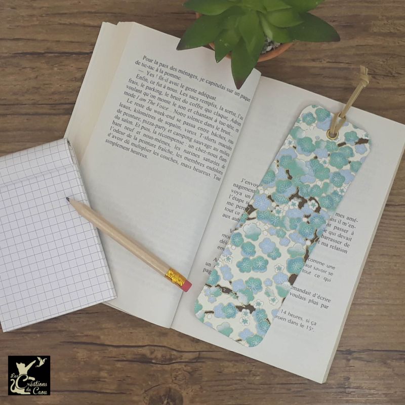 Ne perdez plus le fil de vos lectures ! Ce marque-page artisanal, recouvert d'un élégant papier japonais orné de fleurs bleues deviendra votre allié.