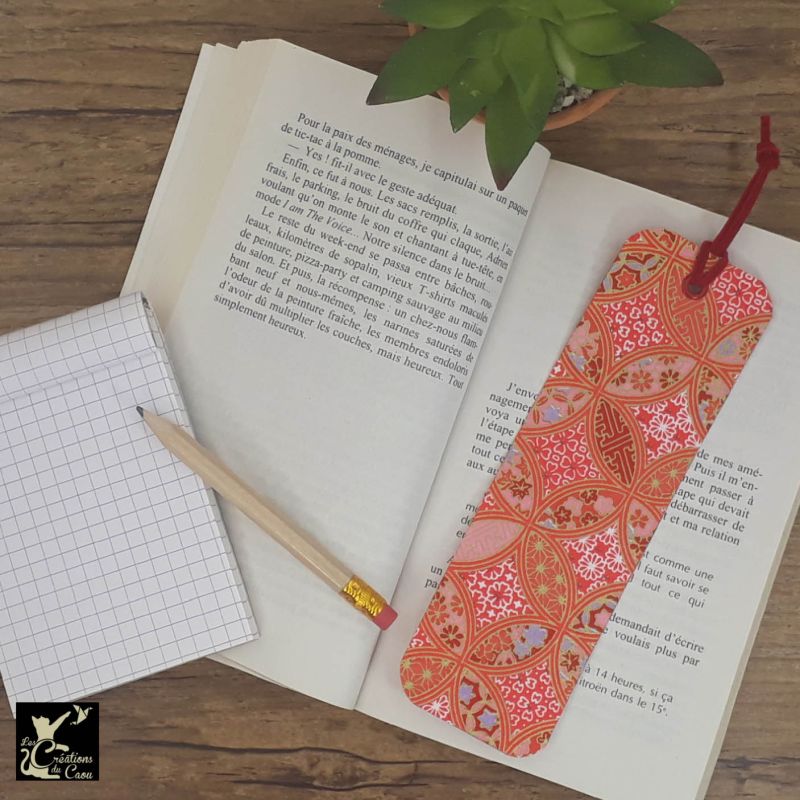 Ne perdez plus le fil de vos lectures ! Ce marque-page artisanal, recouvert d'un élégant papier japonais rouge corail deviendra votre allié.