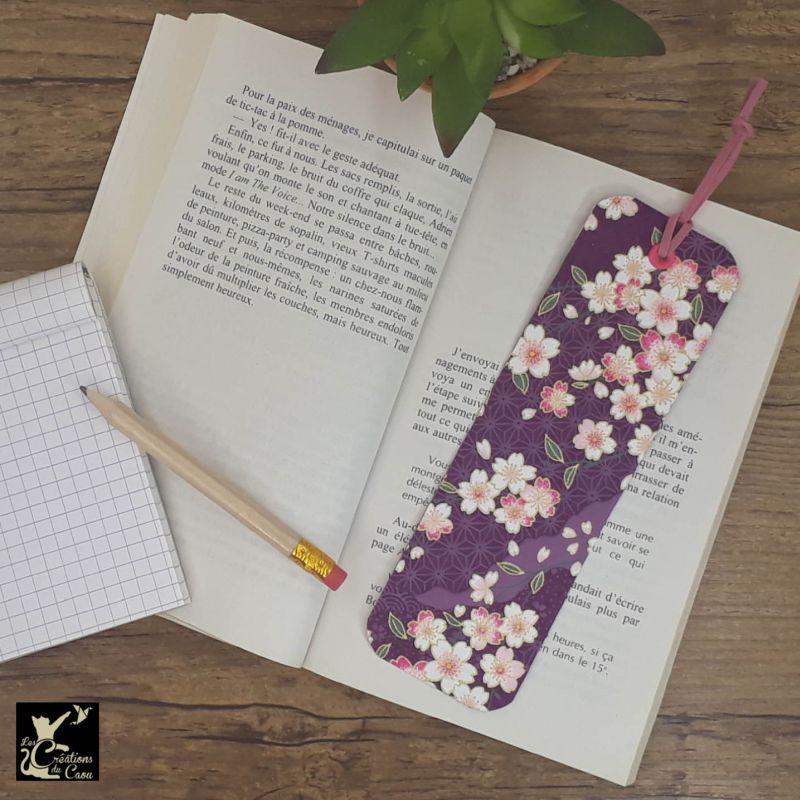 Ne perdez plus le fil de vos lectures ! Ce marque-page artisanal, recouvert d'un élégant papier japonais violet fleuri deviendra votre allié.