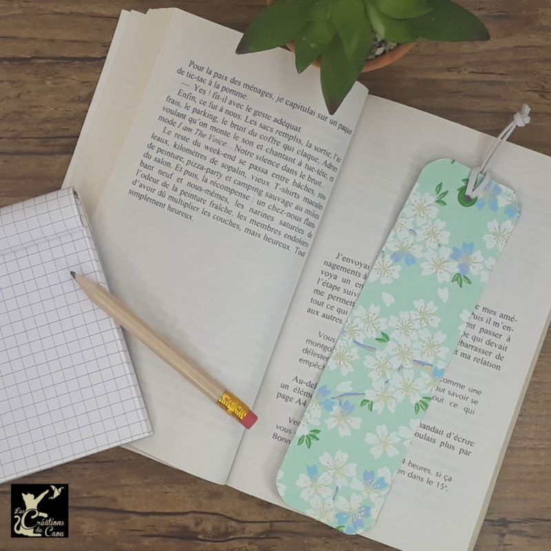 Ne perdez plus le fil de vos lectures ! Ce marque-page artisanal, recouvert d'un élégant papier japonais vert d'eau fleuri deviendra votre allié.