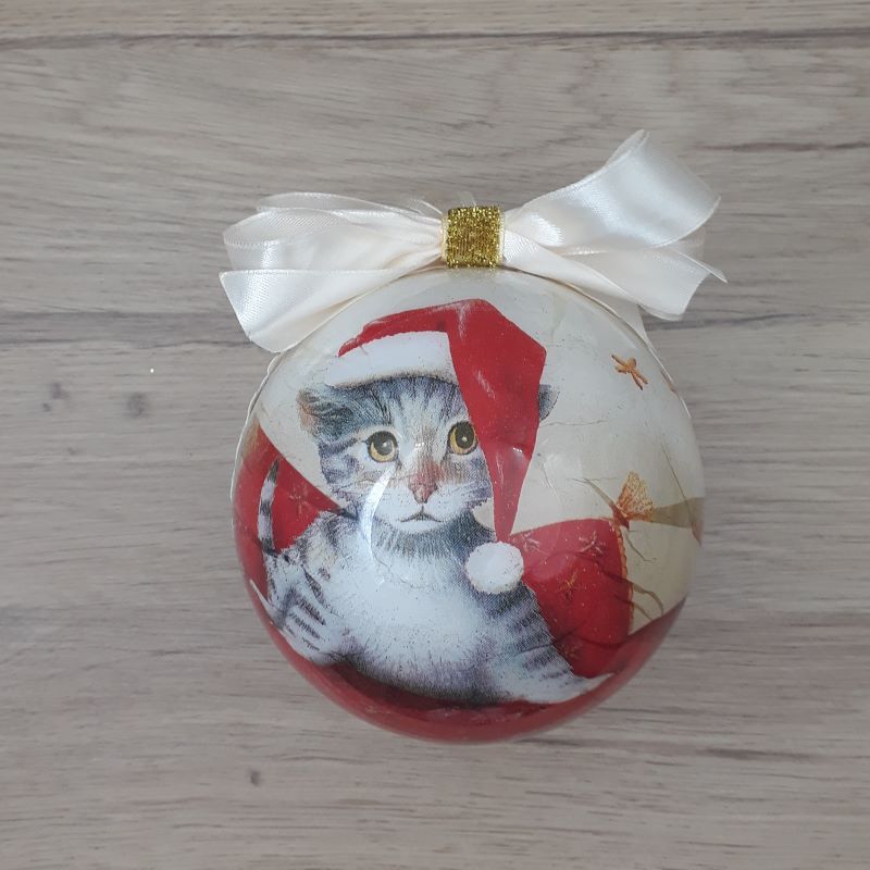 Grande boule décorée à la main au motif de chat sur un coussin.