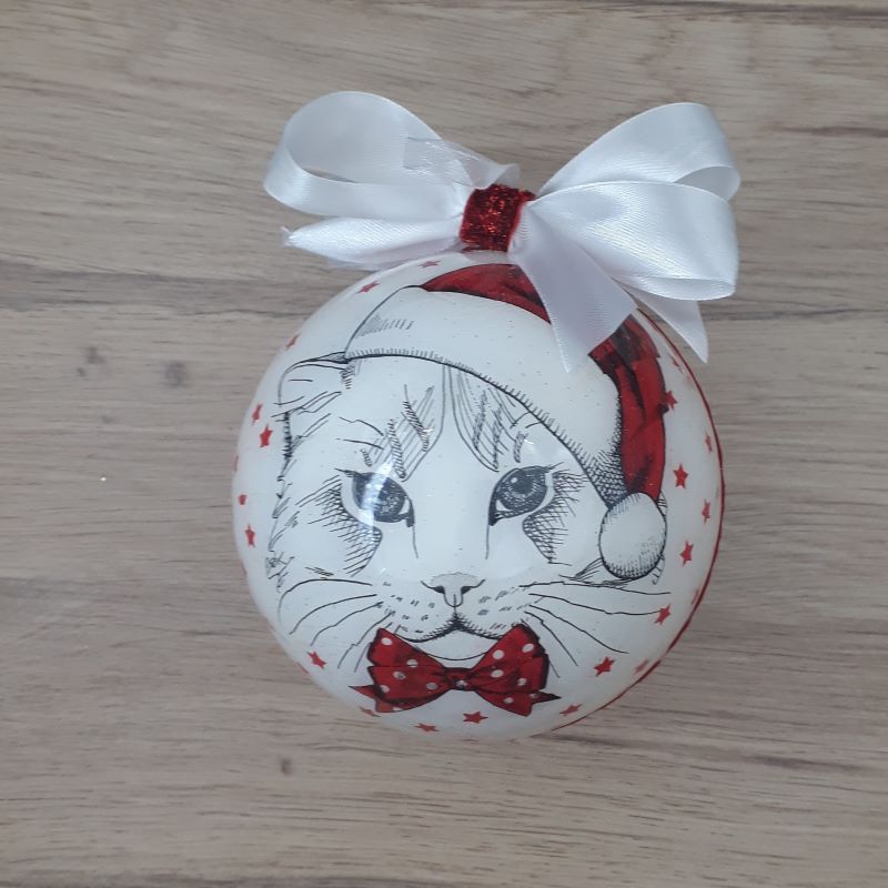 Grande boule décorée à la main blanche avec une tête de chat stylisée