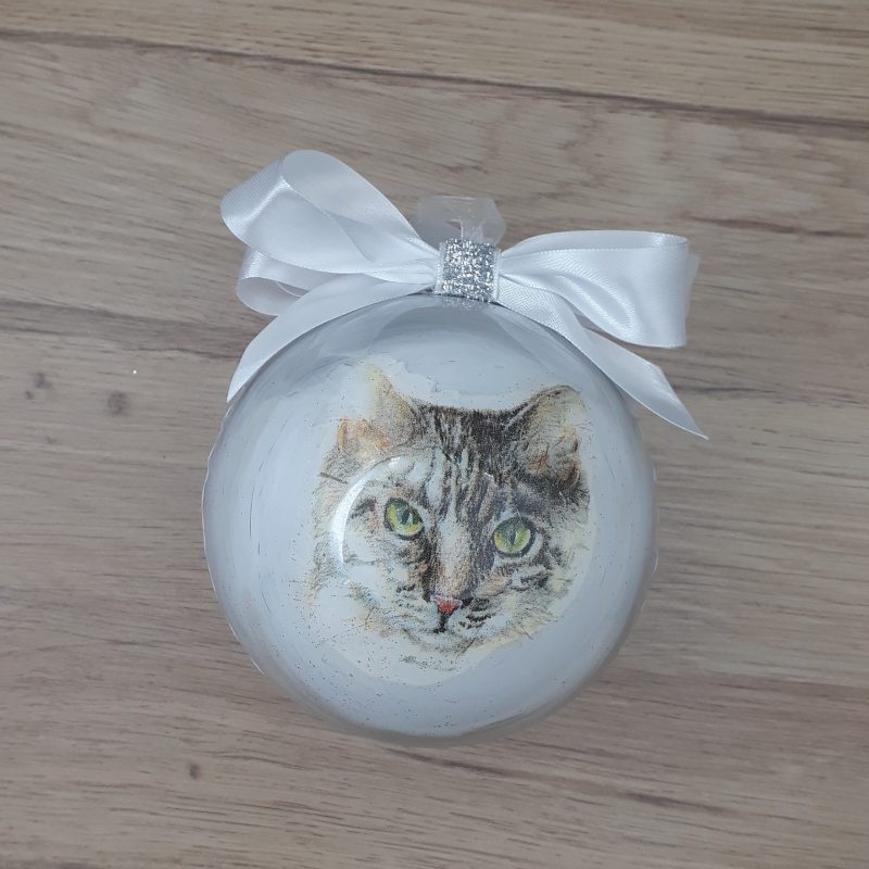 Grande boule décorée à la main tête de chat gris aux yeux verts