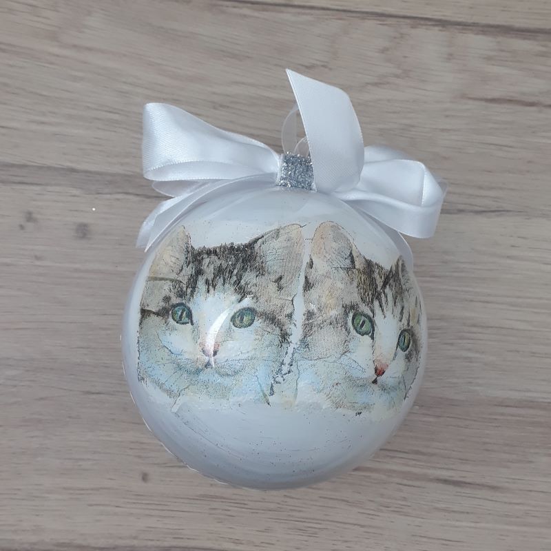 Grande boule décorée à la main blanche avec des chats gris aux yeux verts.