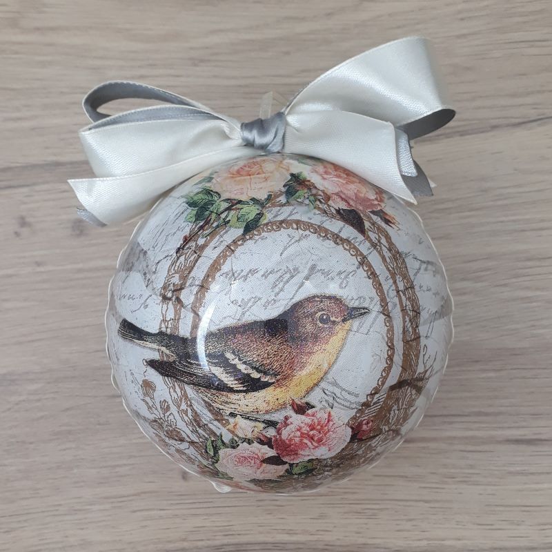 Grande boule décorée à la main. Motif : oiseau shabby.