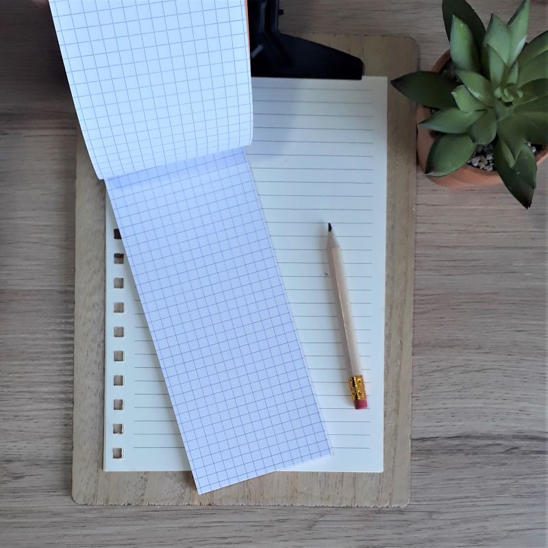 Bloc à listes réalisé à la main dans notre atelier de Lambersart (Lille), recouvert de papier artisanal. Intérieur.