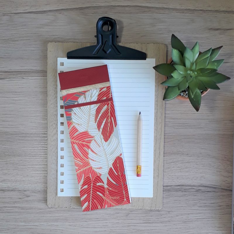 Bloc à listes réalisé à la main dans notre atelier de Lambersart (Lille), recouvert de papier indien aux motifs de végétaux tropicaux rouges, corail, beige et gris.