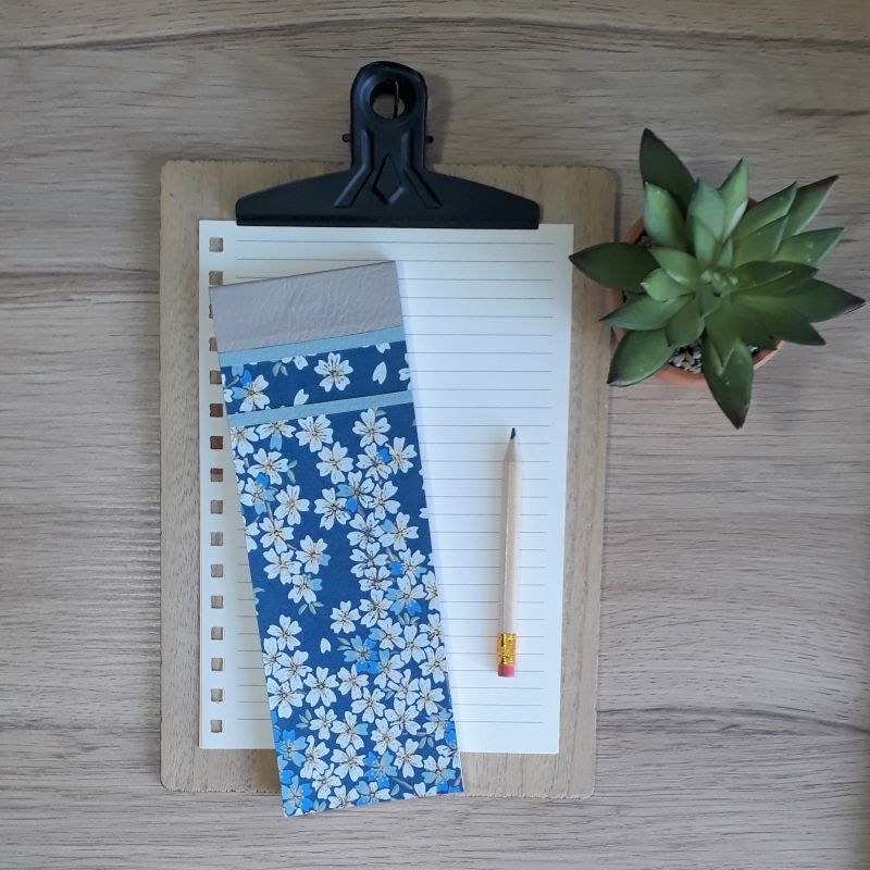 Bloc à listes réalisé à la main dans notre atelier de Lambersart (Lille), recouvert de papier japonais au motif de fleurs de cerisiers (sakura) bleu foncé.