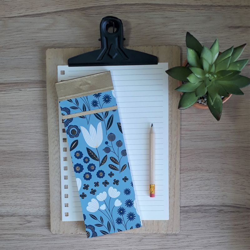 Bloc à listes réalisé à la main dans notre atelier de Lambersart (Lille), recouvert de papier japonais bleu ciel au motif de fleurs stylisées blanches et bleu foncé.