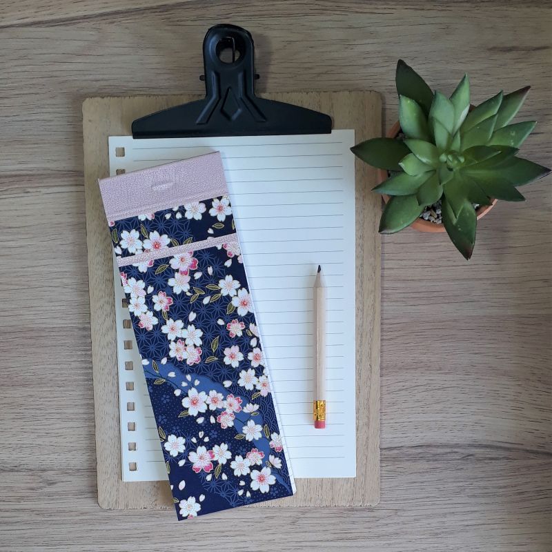 Bloc à listes réalisé à la main dans notre atelier de Lambersart (Lille), recouvert de papier japonais bleu foncé au motif de fleurs de cerisiers (sakura) blanches et rose.