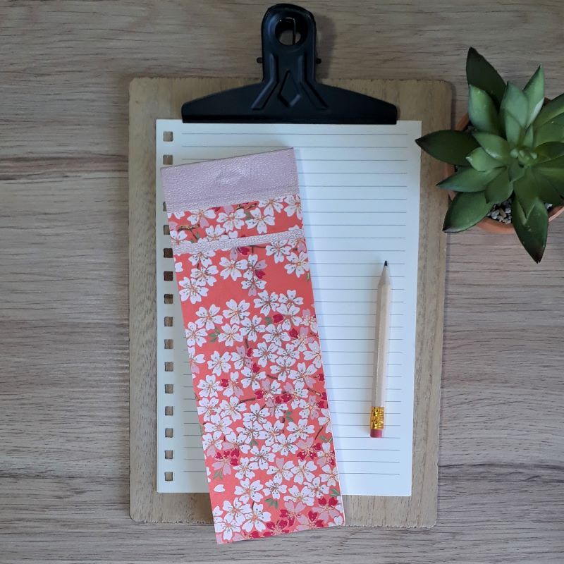 Bloc à listes réalisé à la main dans notre atelier de Lambersart (Lille), recouvert de papier japonais corail au motif de fleurs de sakuras (cerisier) blanches et rose.