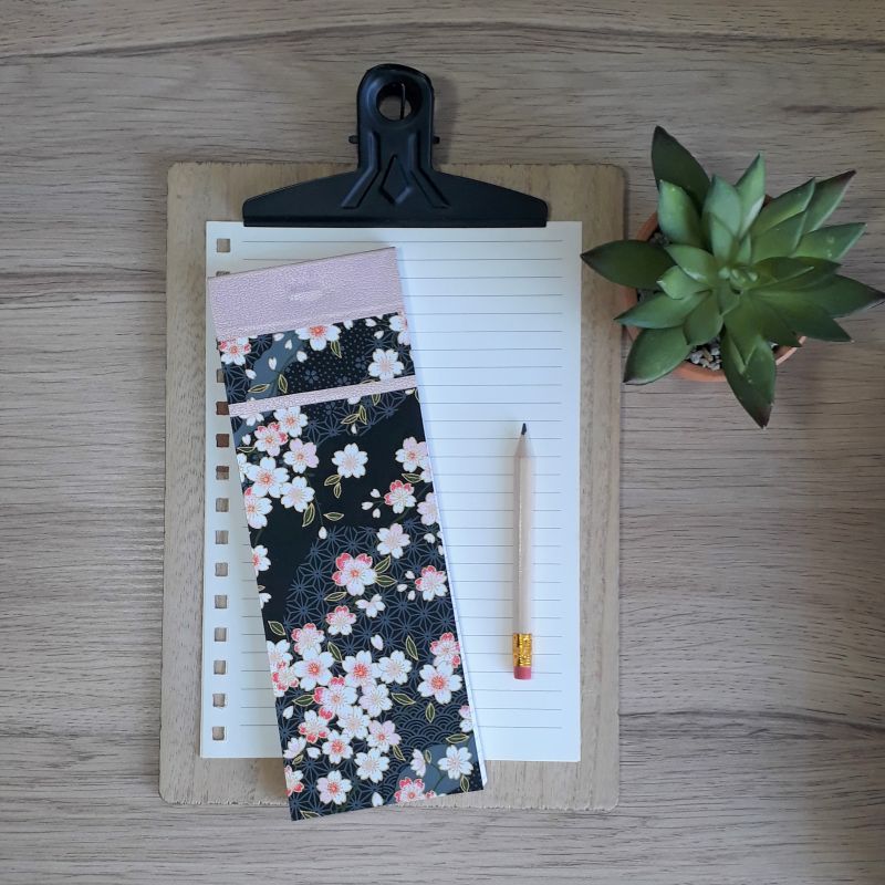 Bloc à listes réalisé à la main dans notre atelier de Lambersart (Lille), recouvert de papier noir au motif de fleurs de cerisiers (sakuras) blanches et rose.