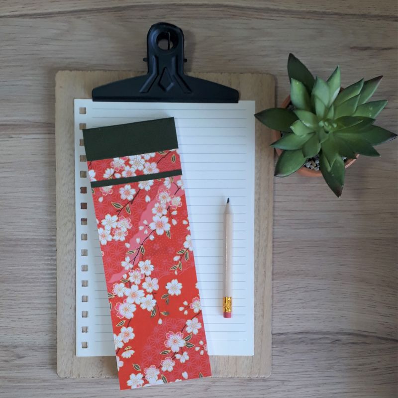 Bloc à listes réalisé à la main dans notre atelier de Lambersart (Lille), recouvert de papier japonais rouge au motif de fleurs de cerisier (sakura) blanches.