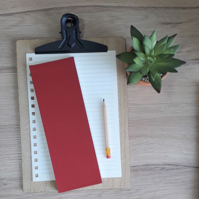 Bloc à listes réalisé à la main dans notre atelier de Lambersart (Lille), recouvert de papier imitant l'ascpect du cuir de couleur rouge. DOS.