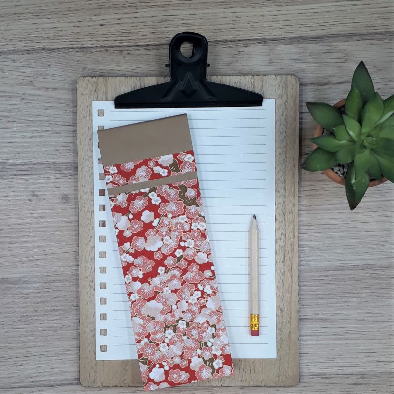 Bloc à listes réalisé à la main dans notre atelier de Lambersart (Lille), recouvert de papier japonais rose au motif de fleurs de prunier roses.