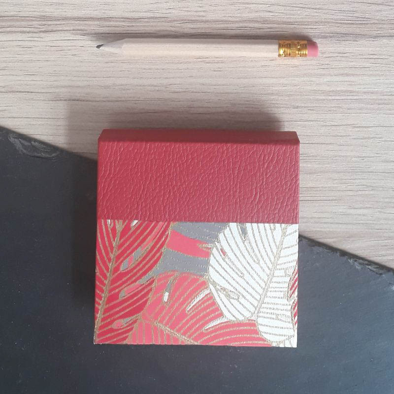 Porte bloc à post-it de la marque de papeterie lilloise : les créations du caou. Papier indien feuillages tropicaux, rouges, blancs, corail, gris.