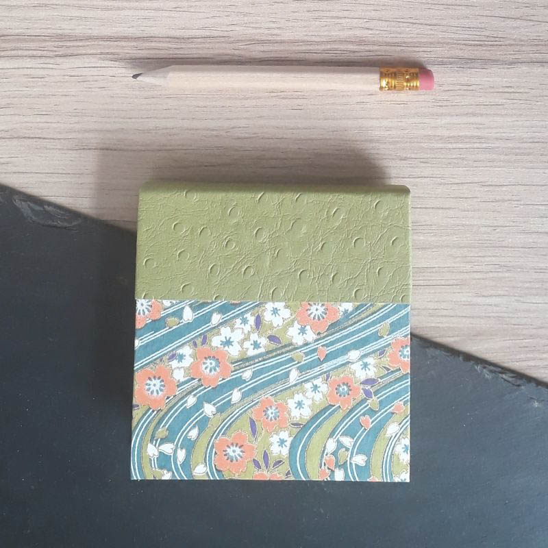 Porte bloc à post-it de la marque de papeterie lilloise : les créations du caou. Papier japonais fleuri, tons vert, bleu, orange.