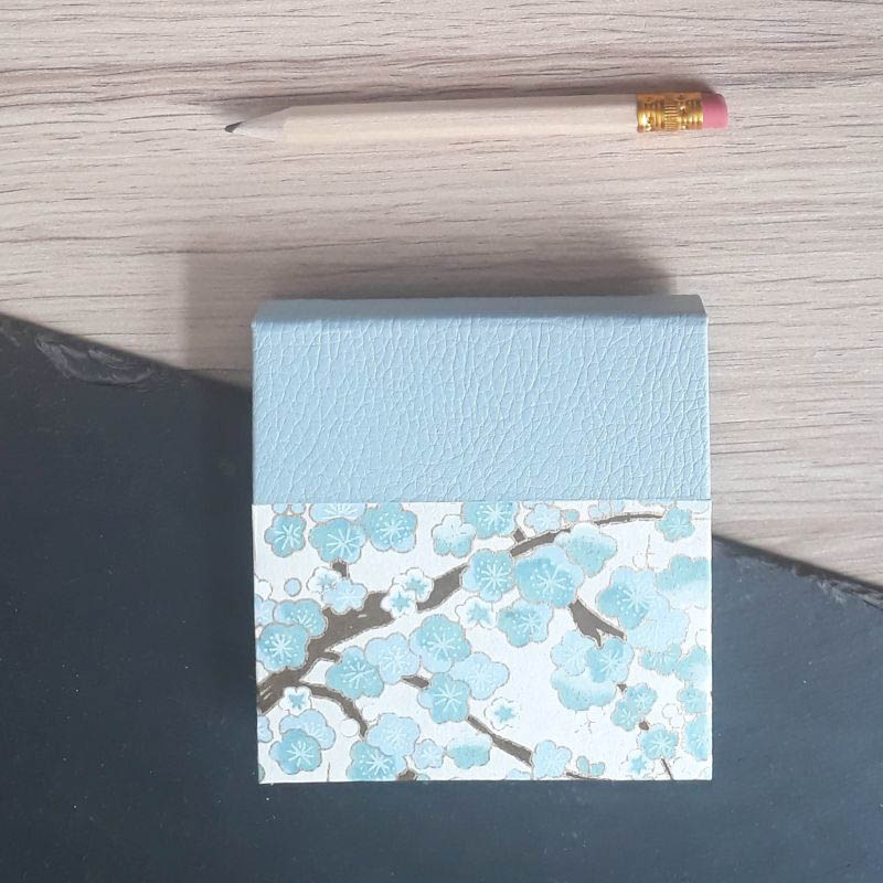 Porte bloc à post-it de la marque de papeterie lilloise : les créations du caou. Papier japonais fleurs de prunier bleu ciel.