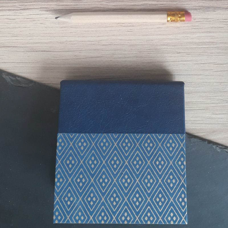 Porte bloc à post-it de la marque de papeterie lilloise : les créations du caou. Papier japonais bleu marine, losanges dorés.