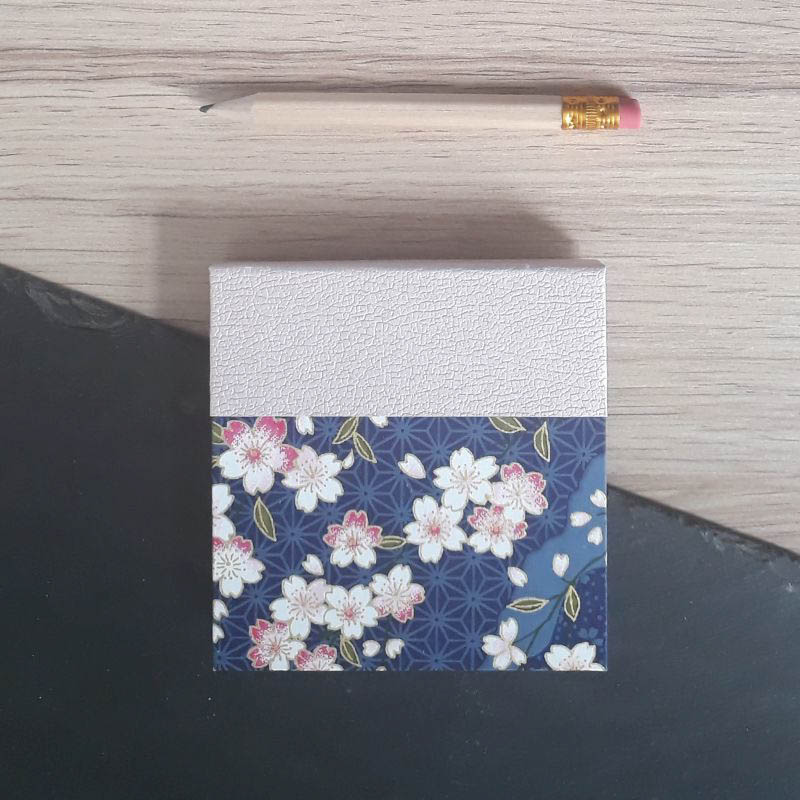 Porte bloc à post-it de la marque de papeterie lilloise : les créations du caou. Papier japonais bleu foncé, fleurs de sakura.