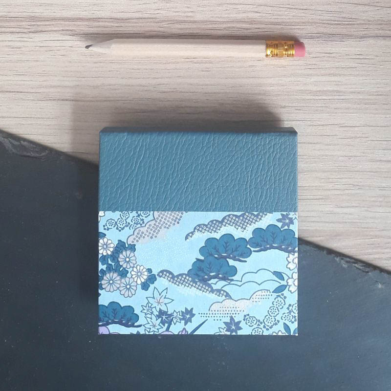 Porte bloc à post-it de la marque de papeterie lilloise : les créations du caou. Papier japonais, bleu, mauve, au motif d'iris.