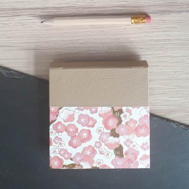 Porte bloc à post-it de la marque de papeterie lilloise : les créations du caou. Papier japonais, fleurs de prunier rose. Couleurs douces.