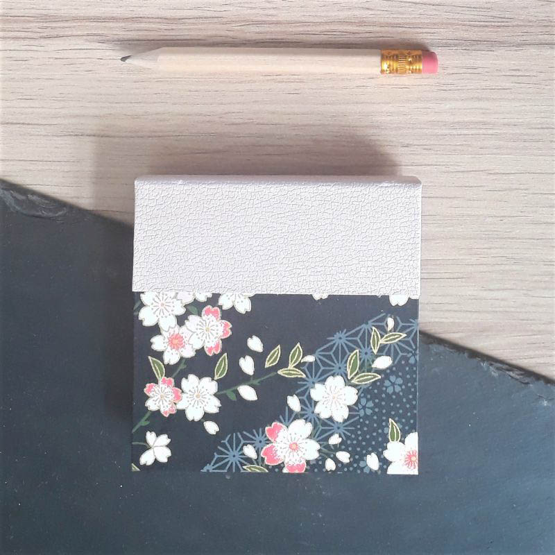 Porte bloc à post-it de la marque de papeterie lilloise : les créations du caou. Papier japonais noir, sakura rose et blanc.