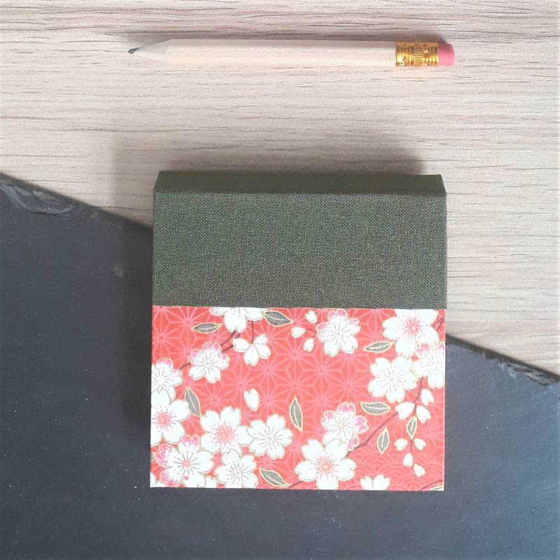 Porte bloc à post-it de la marque de papeterie lilloise : les créations du caou. Papier japonais rouge, fleurs de sakura.