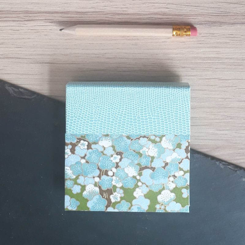 Porte bloc à post-it de la marque de papeterie lilloise : les créations du caou. Papier japonais bleu et vert fleuri.