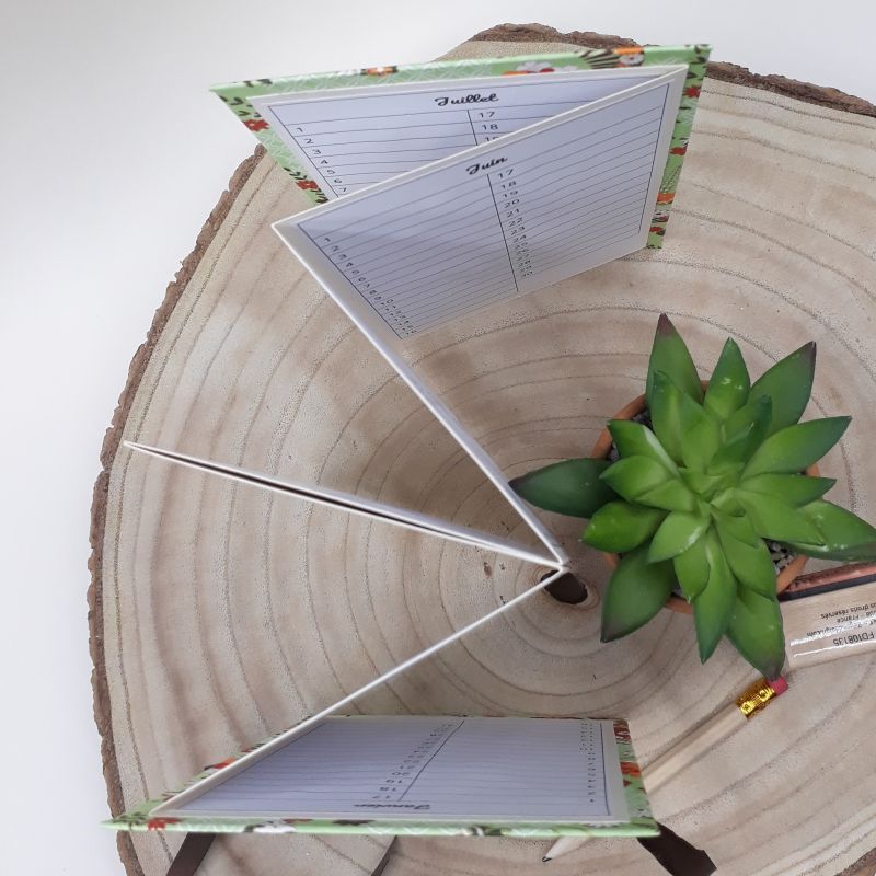 Calendrier des anniversaires recouvert d'un papier artisanal japonais vert tendre au motif fleuri, entièrement réalisé à la main dans notre atelier de Lambersart (Lille).