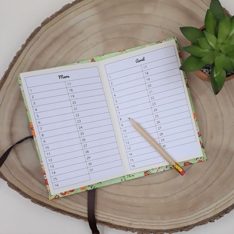 Calendrier des anniversaires recouvert d'un papier artisanal japonais vert tendre au motif fleuri, entièrement réalisé à la main dans notre atelier de Lambersart (Lille).