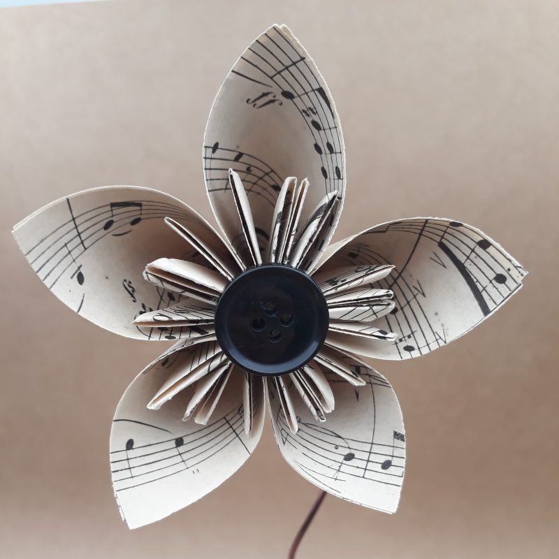 Fleur en origami, motif partition de musique, pliée à la main dans notre atelier de Lambersart.