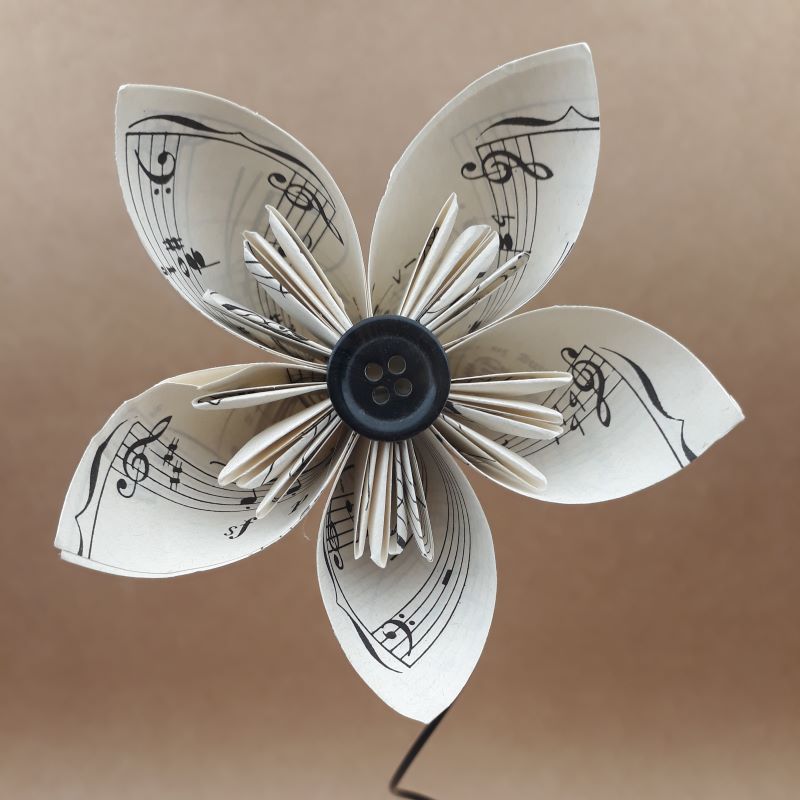 Fleur en origami, motif partition de musique, pliée à la main dans notre atelier de Lambersart.