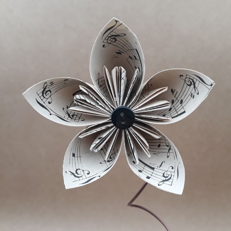 Fleur en origami, motif partition de musique, pliée à la main dans notre atelier de Lambersart.