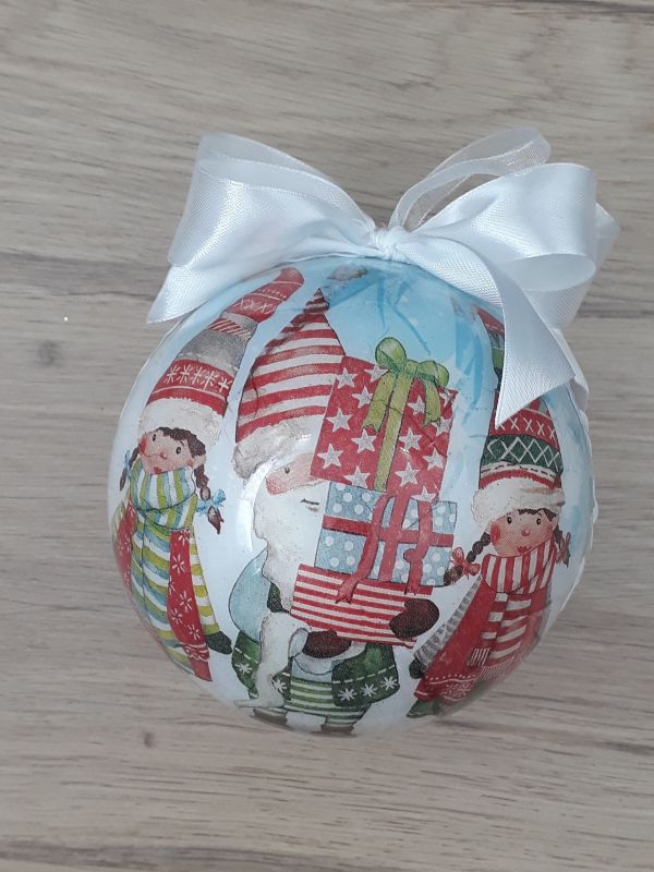 Grande boule décorée à la main. Motif : lutins de Noël